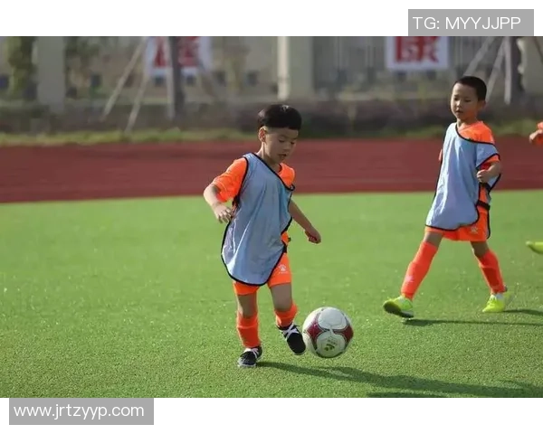 足球明星风采探秘与成长历程的深度分析与研究